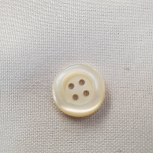 Bouton nacre – 15 mm – blanc de lait irisé