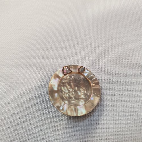 Bouton à queue nacre – 20 mm – ciselure martelée