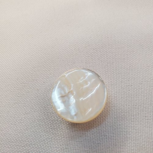 Bouton à queue nacre – 17 mm – éclat de soie