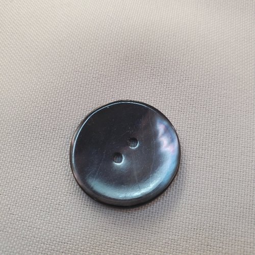 Grand bouton nacre – 25 mm – gris fer miroitant