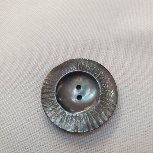 Grand bouton nacre – 28 mm – éclat solaire sombre