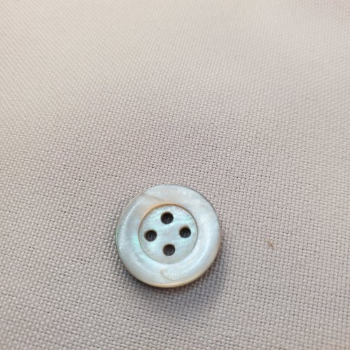 Bouton nacre – 16 mm – éclat de rosée ciselé