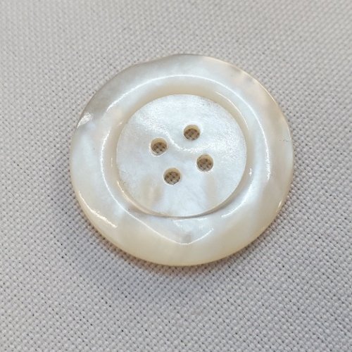 Grand bouton nacre – 27 mm – blanc pur sculpté