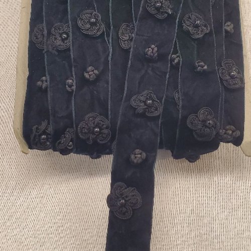 Lot 10 m ruban velours noir – fleurs en relief – 25 mm