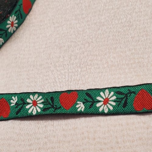 Lot 10 m ruban fantaisie petits cœurs – 15 mm – vert