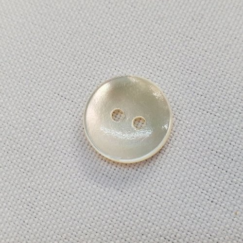 Lot de 10 boutons à 2 trous nacre blanche – 13 mm