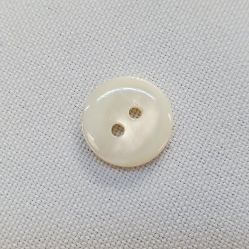 Lot de 10 boutons à 2 trous nacre blanc cassé – 13 mm