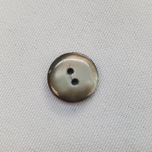 Lot de 10 boutons à 2 trous nacre taupe – 13 mm