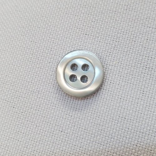 Bouton à 4 trous nacre blanche – 11 mm