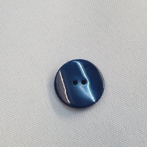 Bouton à 2 trous nacre incurvée bleu marine – 18 mm / épaisseur 3 mm