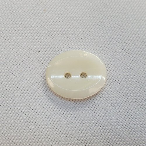 Bouton ovale nacre véritable – blanc cassé – 15 mm