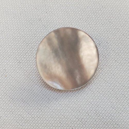 Bouton chic nacre naturelle – teinte grise irisée – 18 mm