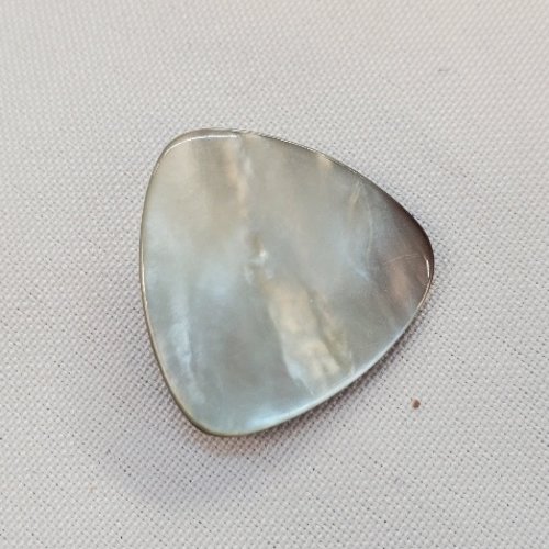 Grand bouton triangle nacre – gris anthracite irisé – 28 mm