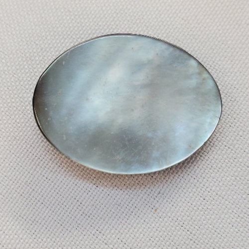 Grand bouton ovale nacre – gris anthracite reflets irisés – 31 mm