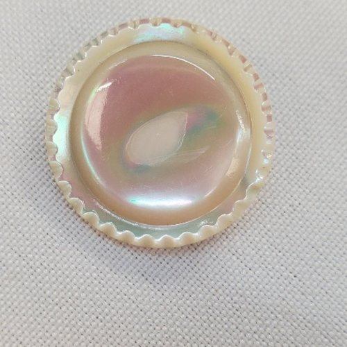 Grand bouton nacre véritable – blanc cassé irisé – bord dentelé 25 mm