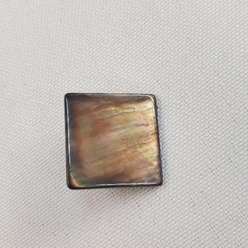 Bouton carré nacre véritable – teinte miel doré – 18 mm
