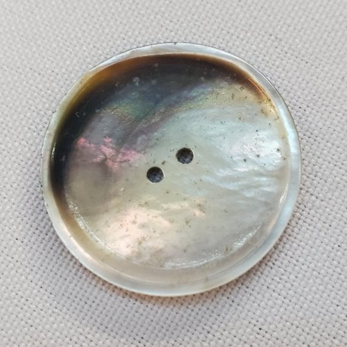 Grand bouton nacre véritable – gris argenté irisé – 27 mm