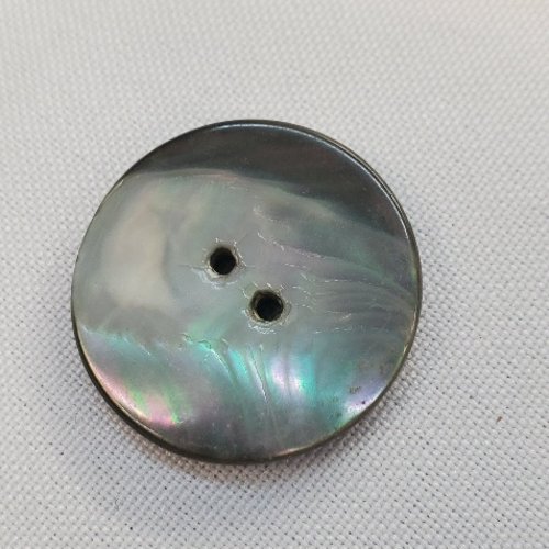 Bouton nacre véritable – reflets irisés – 28 mm – 2 trous