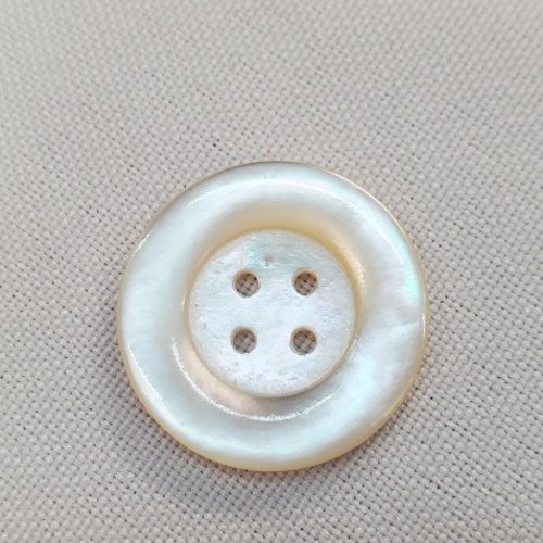 Bouton nacre véritable – blanc naturel – 22 mm – 4 trous