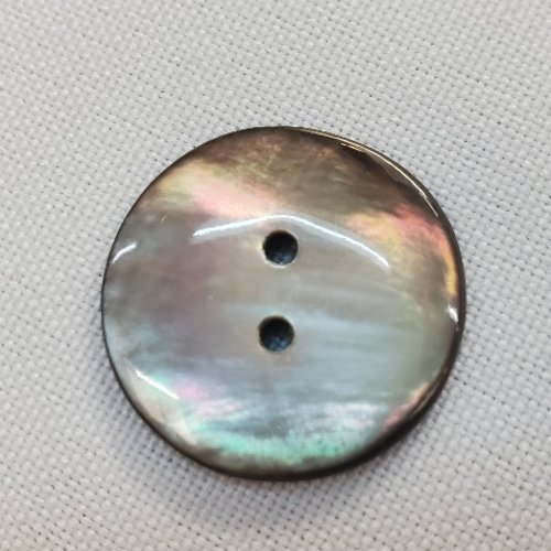 Bouton nacre véritable – gris taupe nuancé – 22 mm – 2 trous