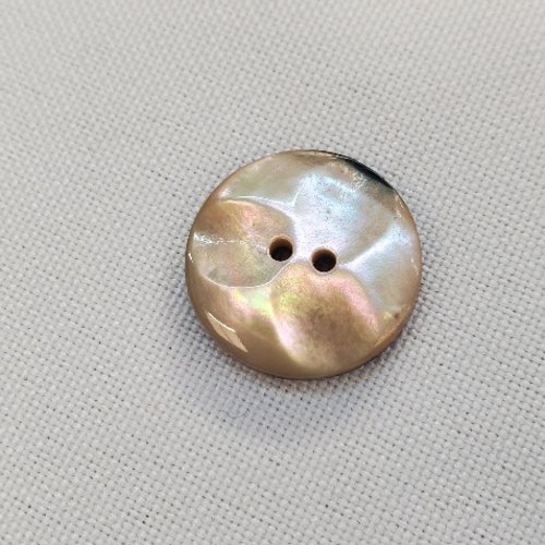 : bouton nacre véritable – miel doré – 17,5 mm – 2 trous