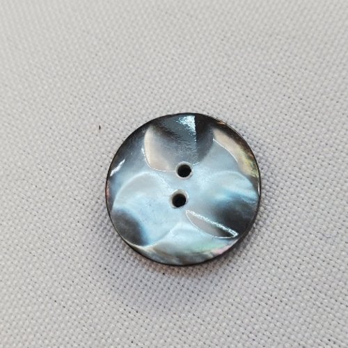 Bouton nacre véritable – gris perle iridescent – 17,5 mm – 2 trous –