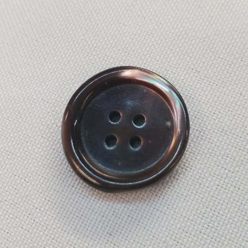 Bouton nacre véritable – miel foncé profond – 22 mm – 4 trous –