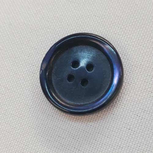 Bouton nacre véritable – bleu marine profond – 22 mm – 4 trous