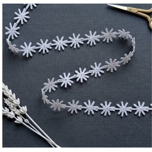 Ruban brodé – fleurs de coton blanc – 20 mm