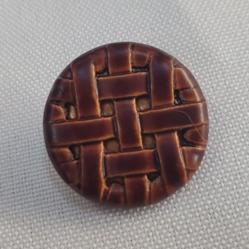 Bouton acrylique naté – effet tressé marron – 22 mm