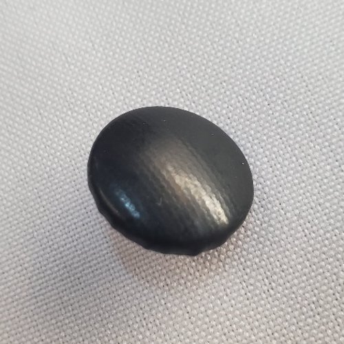 Bouton recouvert – façon cuir noir – à queue – 18 mm