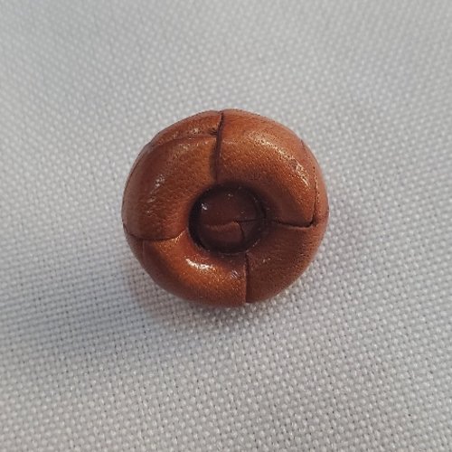 Bouton à queue – façon cuir camel – 18 mm