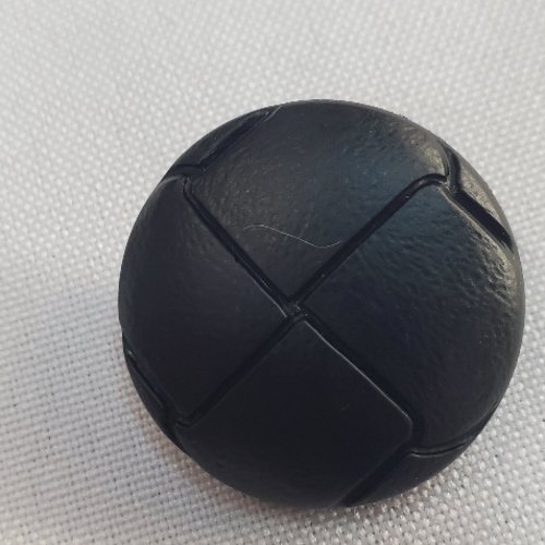 Bouton acrylique – façon cuir noir – motif tressé à queue – 28 mm