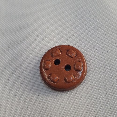 Bouton – façon cuir brun tabac – 2 trous – 18 mm