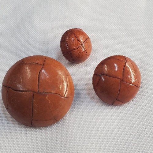 Bouton à queue – façon cuir camel – motif tressé – 15 mm à 25 mm