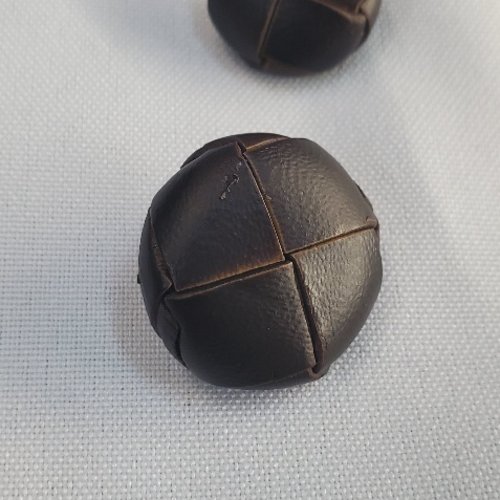 Bouton à queue – façon cuir marron foncé – motif tressé – 21 mm et 26 mm