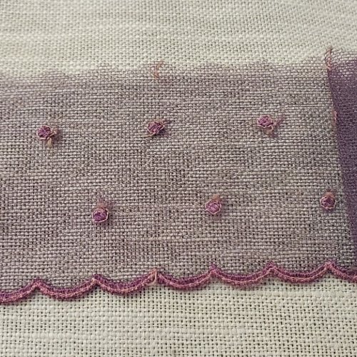 Ruban tulle violet brodé – motifs pois & bordure festonnée