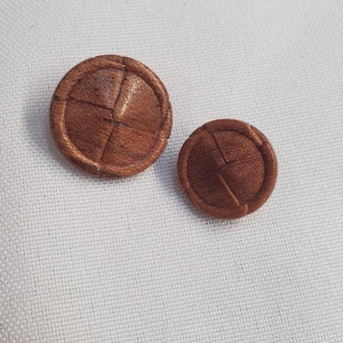 Bouton à queue aspect cuir marron motif croix – 16 mm ou 20 mm