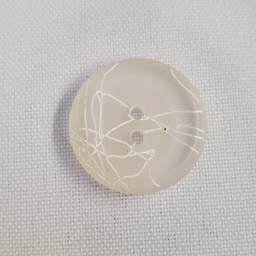 Bouton acrylique graphique – motif gravé blanc – 23 mm
