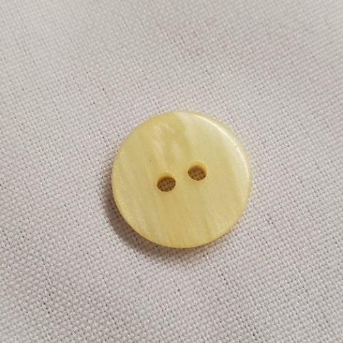 Lot de 6 boutons acrylique – coloris jaune pâle – 17,5 mm – 2 trous