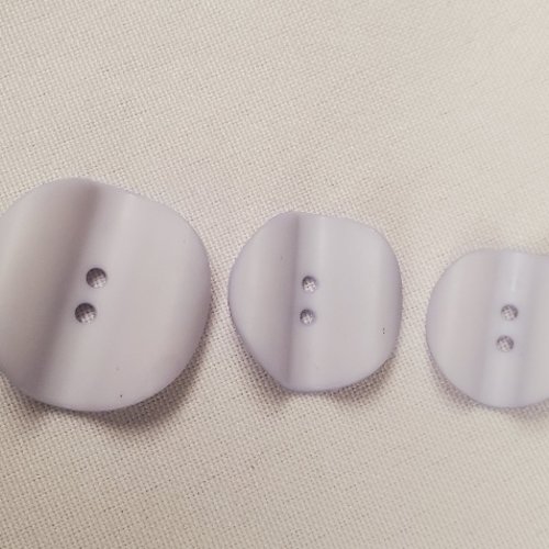 Bouton acrylique forme organique – bleu clair – 3 tailles disponibles – 2 trous