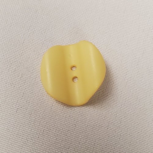 Bouton acrylique forme organique – jaune pastel – 23 mm – 2 trous