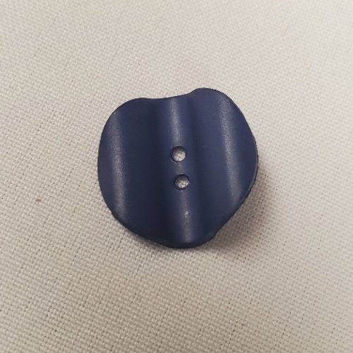 Bouton acrylique forme organique – bleu marine – 23 mm – 2 trous