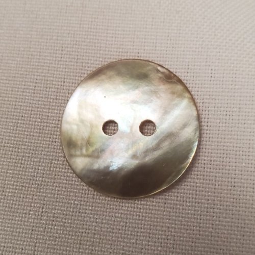 Lot de 4 boutons en nacre fine – reflets irisés – 23 mm – 2 trous
