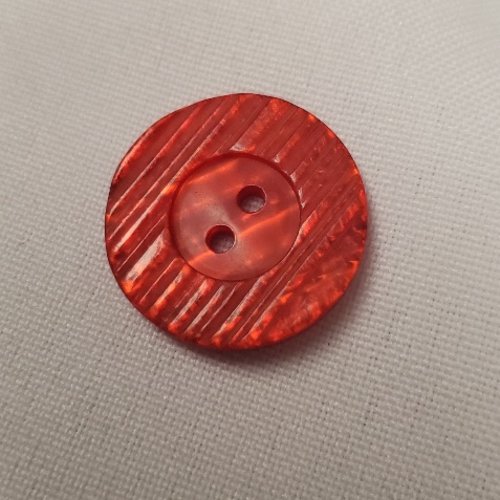 Bouton acrylique strié – rouge éclatant – 23 mm – 2 trous