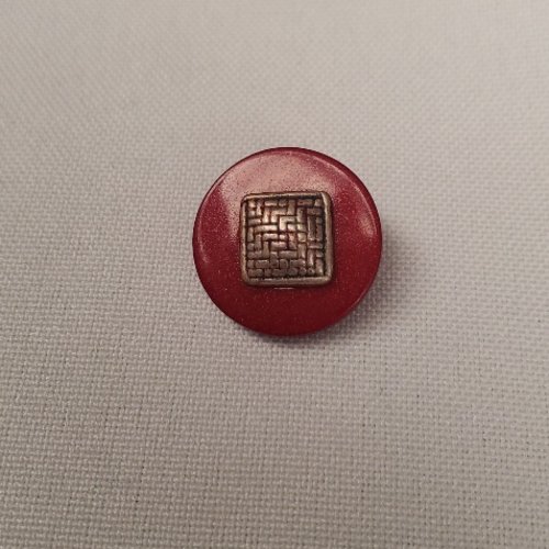 Bouton bijou composé – acrylique rouge & métal bronze – 18 mm