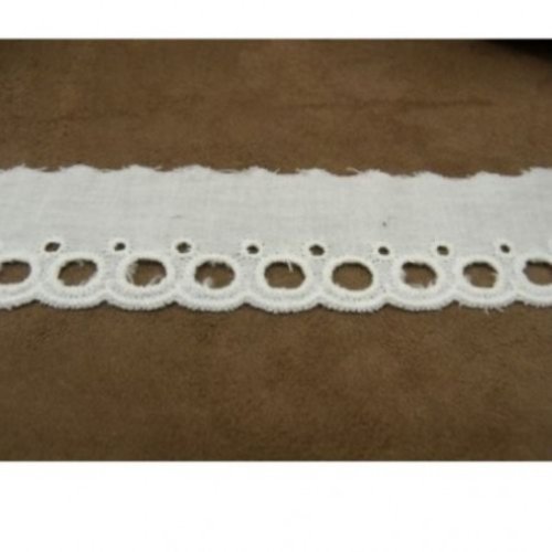 Déstockage broderie anglaise coton blanche 4 cm – lot de 13,50 mètres