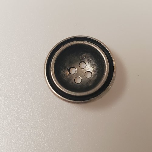 Bouton incurvé noir et argent 4 trous – 18 mm (vendu à l'unité)