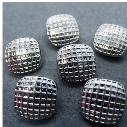 Lot de 6 boutons acrylique argentés à motif damier – 18 mm