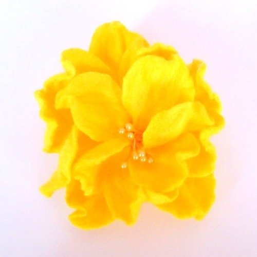 Broche fleur en tissu rigide jaune 9 cm